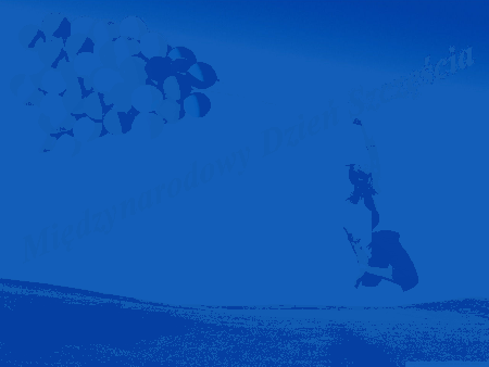 Kobieta z kolorowymi balonami na Międzynarodowy Dzień Szczęścia